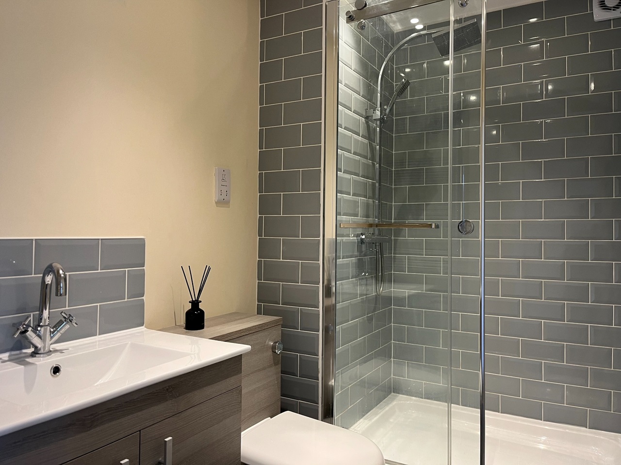 Horsham 1 Bed Flat, Abbey House, RH13 To Rent Now for £1,100.00 p/m