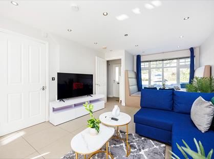 4 Bed Terraced House, Old School Road, UB8