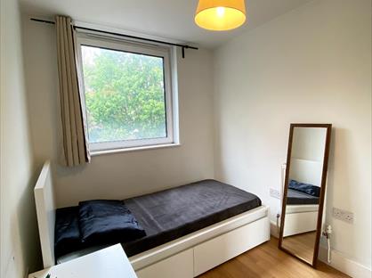 Room in a Shared Flat, Downfield Close, W9