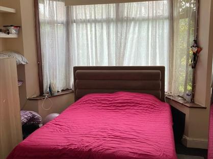 3 Bed Semi-Detached House, Rydal Gardens, NW9