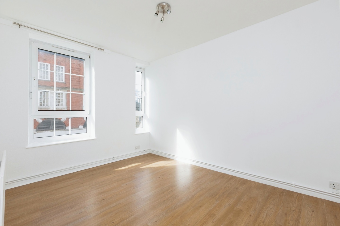 London 1 Bed Flat, Beechey House, E1W To Rent Now for £1,750.00 p/m