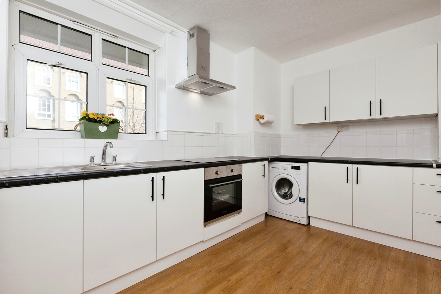 London 1 Bed Flat, Beechey House, E1W To Rent Now for £1,750.00 p/m