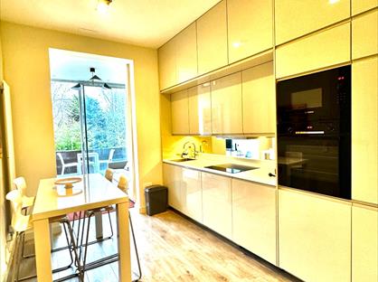 1 Bed Flat, Battersea Park Road, SW8