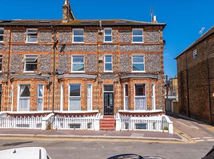 2 Bed Flat, Sandringham Court, CT10