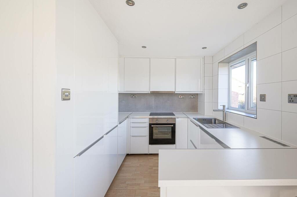 Friern 2 Bed Flat, Friern N11 To Rent Now for £1,750