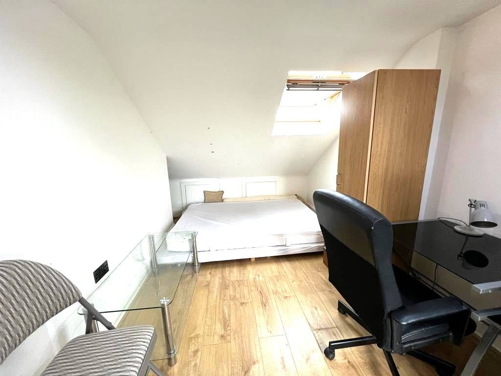 London Room in a Shared House, Byron Avenue, E12 To Rent Now for £