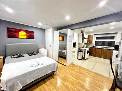 Studio Flat, Bethnal Green Road, E2