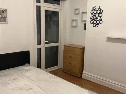 Room in a Shared House, Allison Road, N8