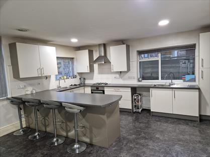 4 Bed Semi-Detached House, Fort Road, M25