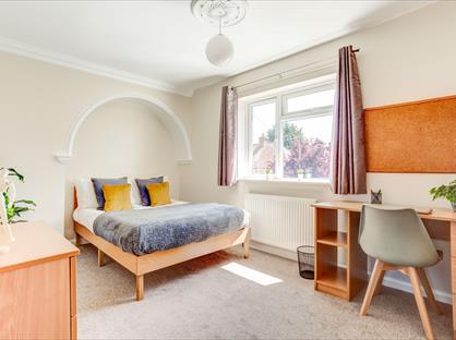 5 Bed Semi-Detached House, Durham Close, GU2