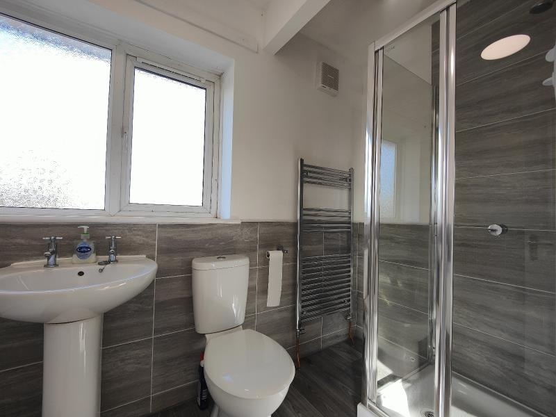Dunscroft, Doncaster 3 Bed SemiDetached House, Broadway, DN7 To Rent Now for £795.00 p/m