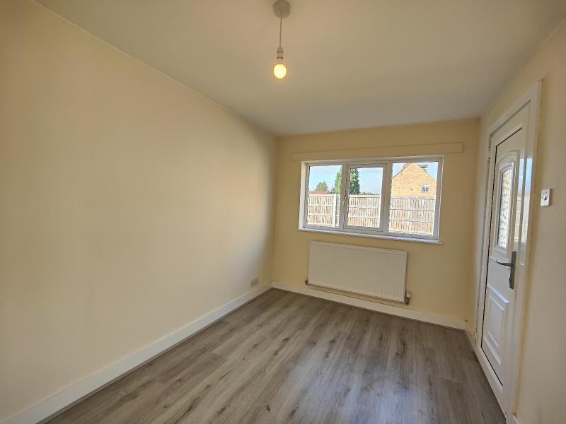 Dunscroft, Doncaster 3 Bed SemiDetached House, Broadway, DN7 To