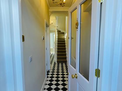 4 Bed Semi-Detached House, Chessington Road, KT19