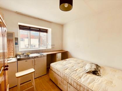 Studio Flat, Holloway Road, N7