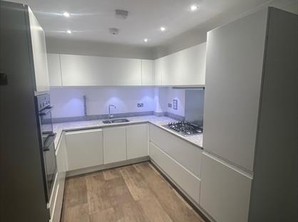 4 Bed Terraced House, Third Cross Road, TW2