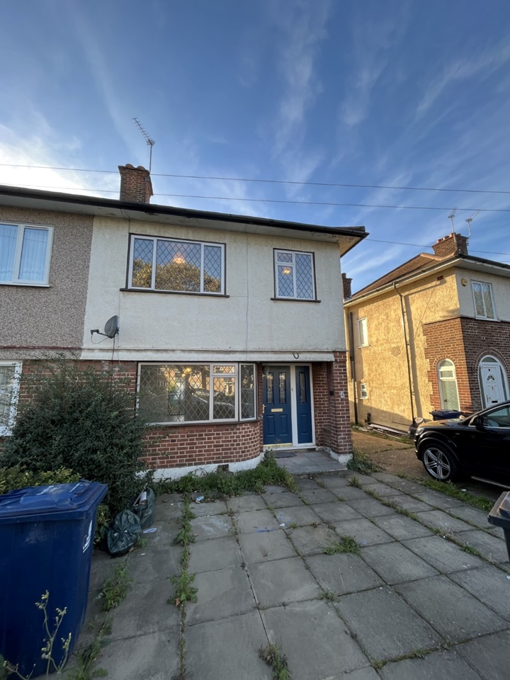 Northolt Room in a Shared House, Hughenden Gardens, UB5 To Rent Now