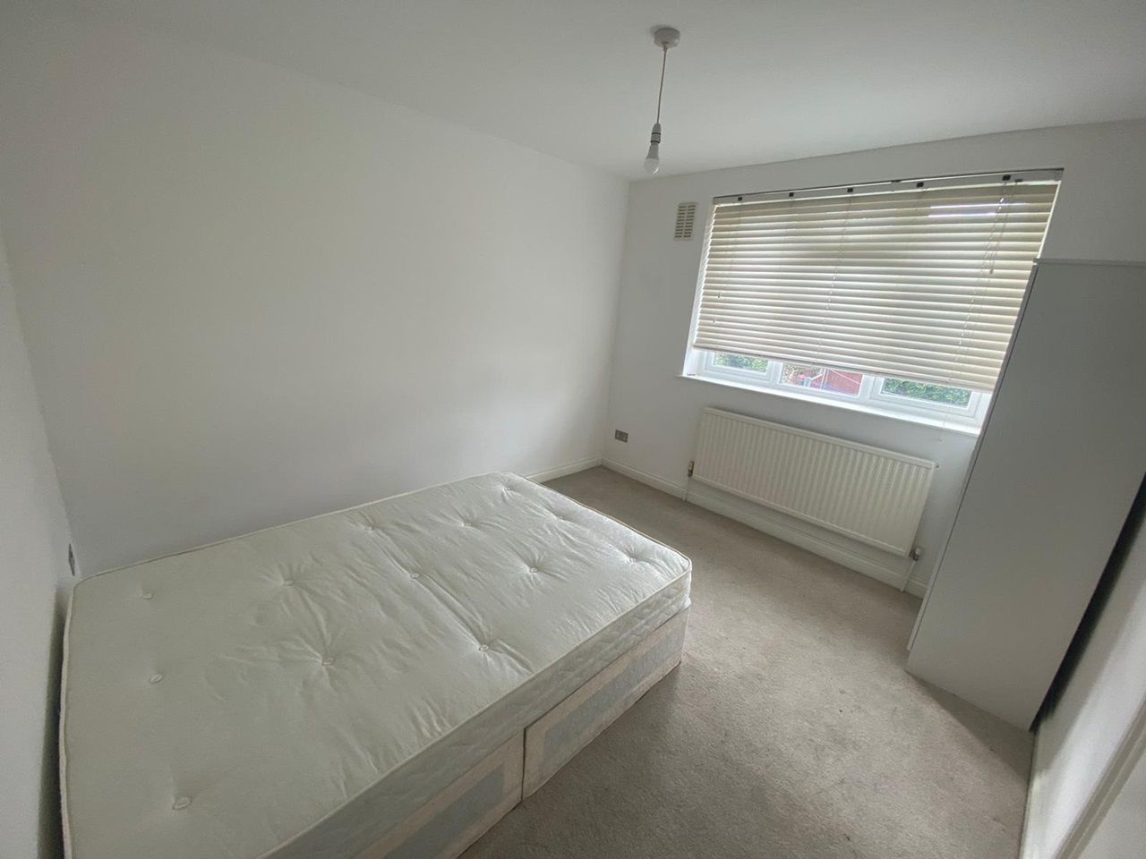 Chigwell Room in a Shared House, Verderers Road, IG7 To Rent Now for £600.00 p/m