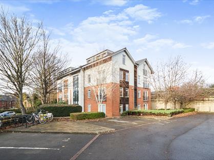 2 Bed Flat, Station Approach, LS5