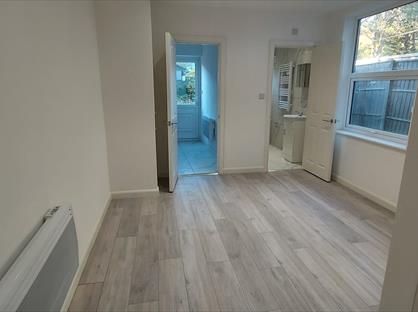 Studio Flat, Ashlake Road, SW16