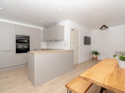 6 Bed Semi-Detached House, Bellcote Drive, HD5