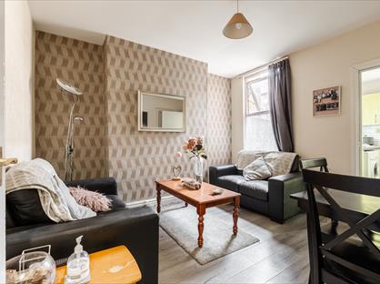 Room in a Shared House, Adelaide Road, L7