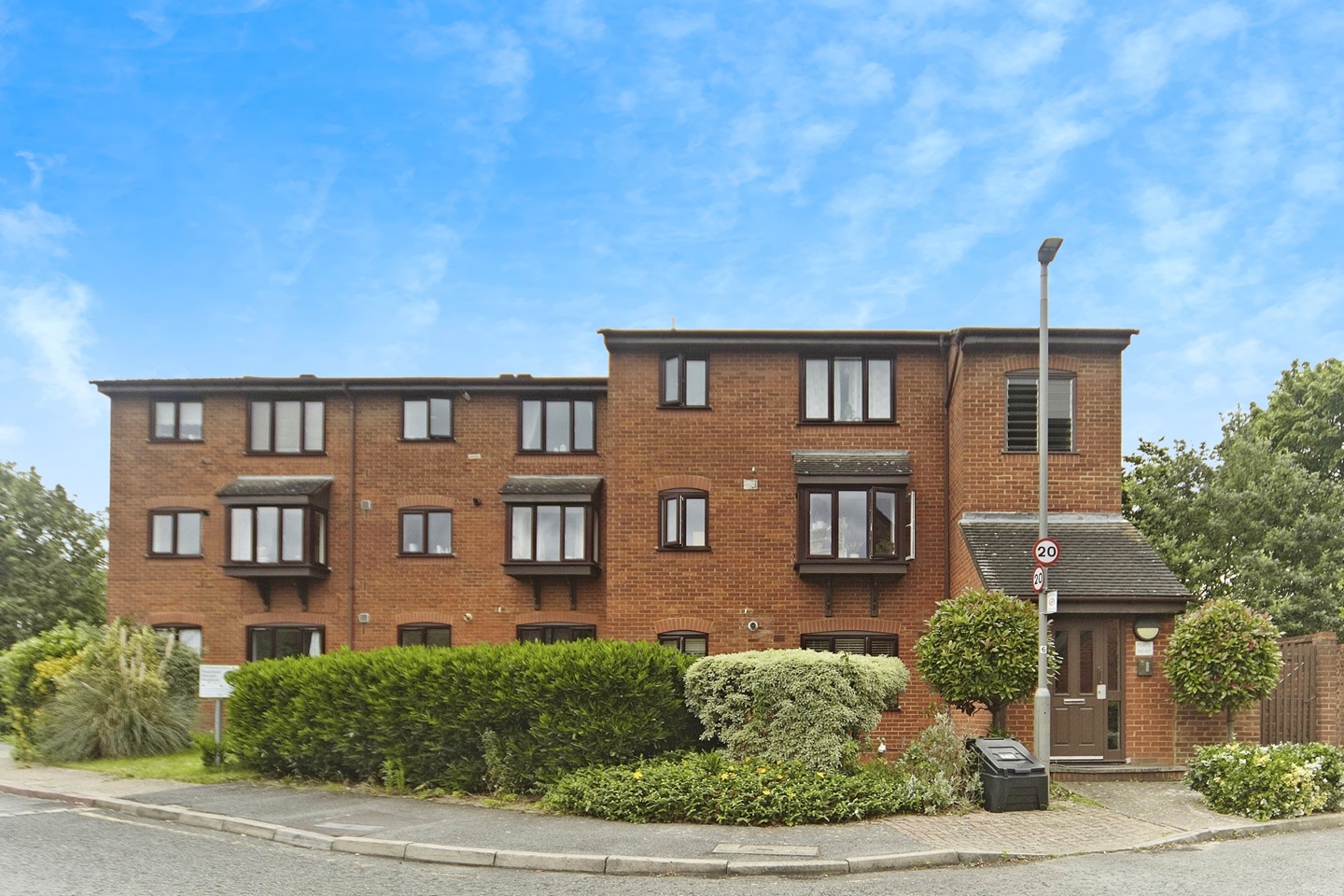 London Studio Flat, Bowman Mews, SW18 To Rent Now for £1,200.00 p/m