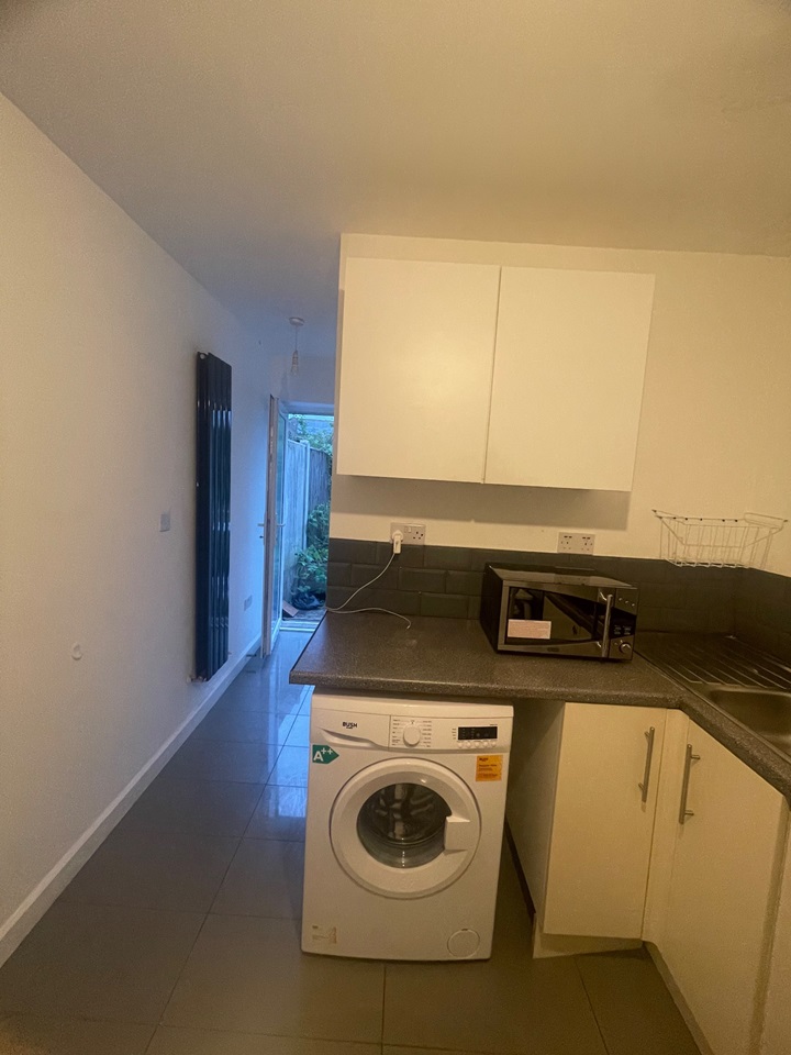 South Croydon 1 Bed SemiDetached House, Mount Park Avenue, CR2 To