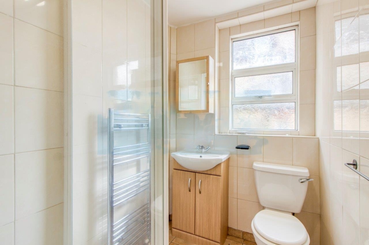 London Studio Flat, Finchley Road, NW2 To Rent Now for £1,150.00 p/m