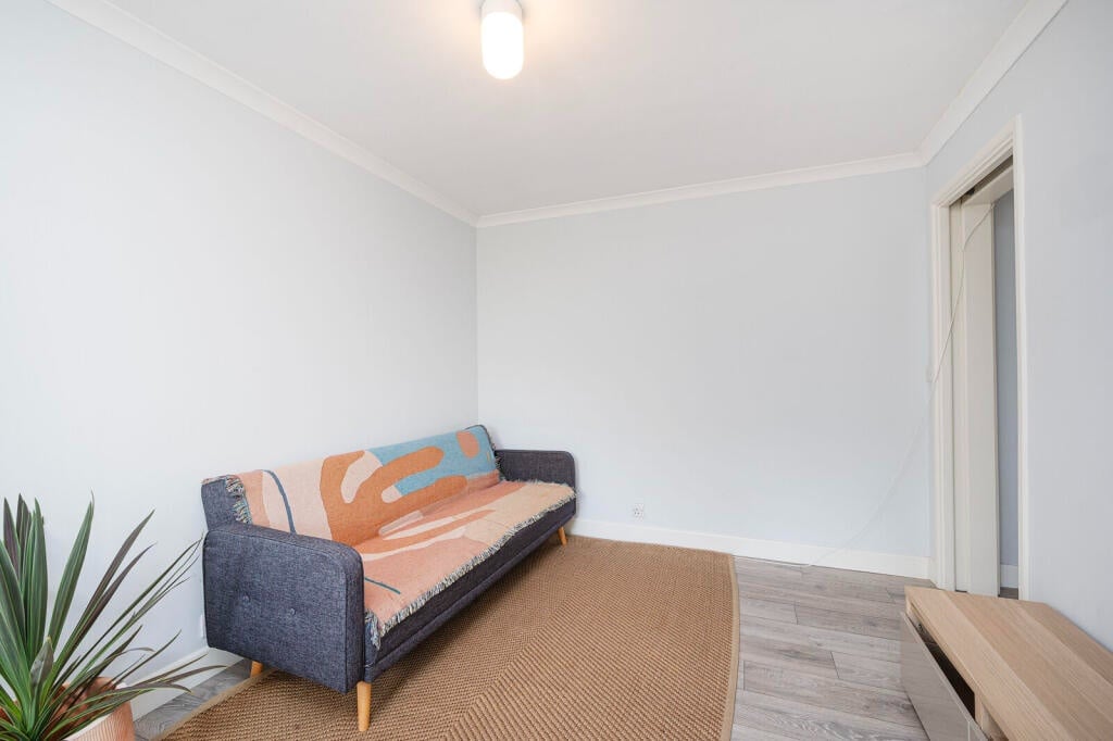 1 Bed Flat, Regan Way, N1 photo 2