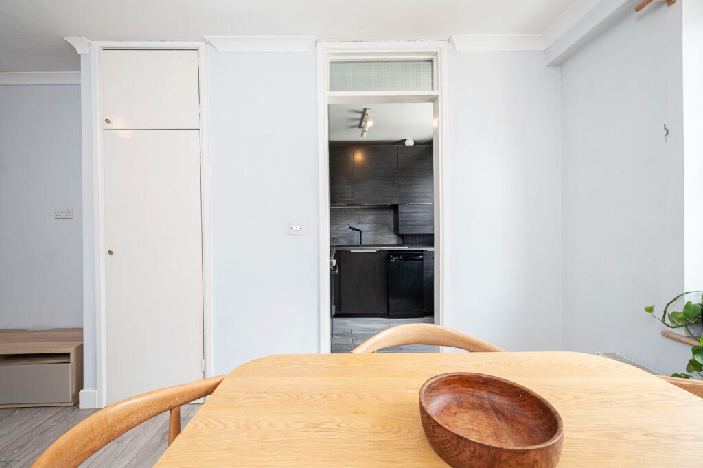 1 Bed Flat, Regan Way, N1 photo 3