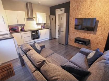 Room in a Shared House, Romer Road, L6