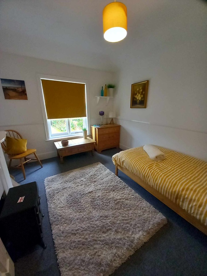 Sandown Room in a Shared House, Avenue Road, PO36 To Rent Now for £