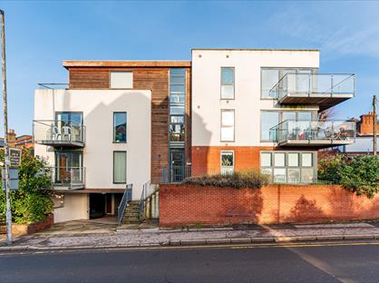 2 Bed Flat, Surbiton Hill Road, KT6