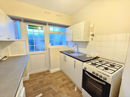 3 Bed Flat, Green Lanes, N13