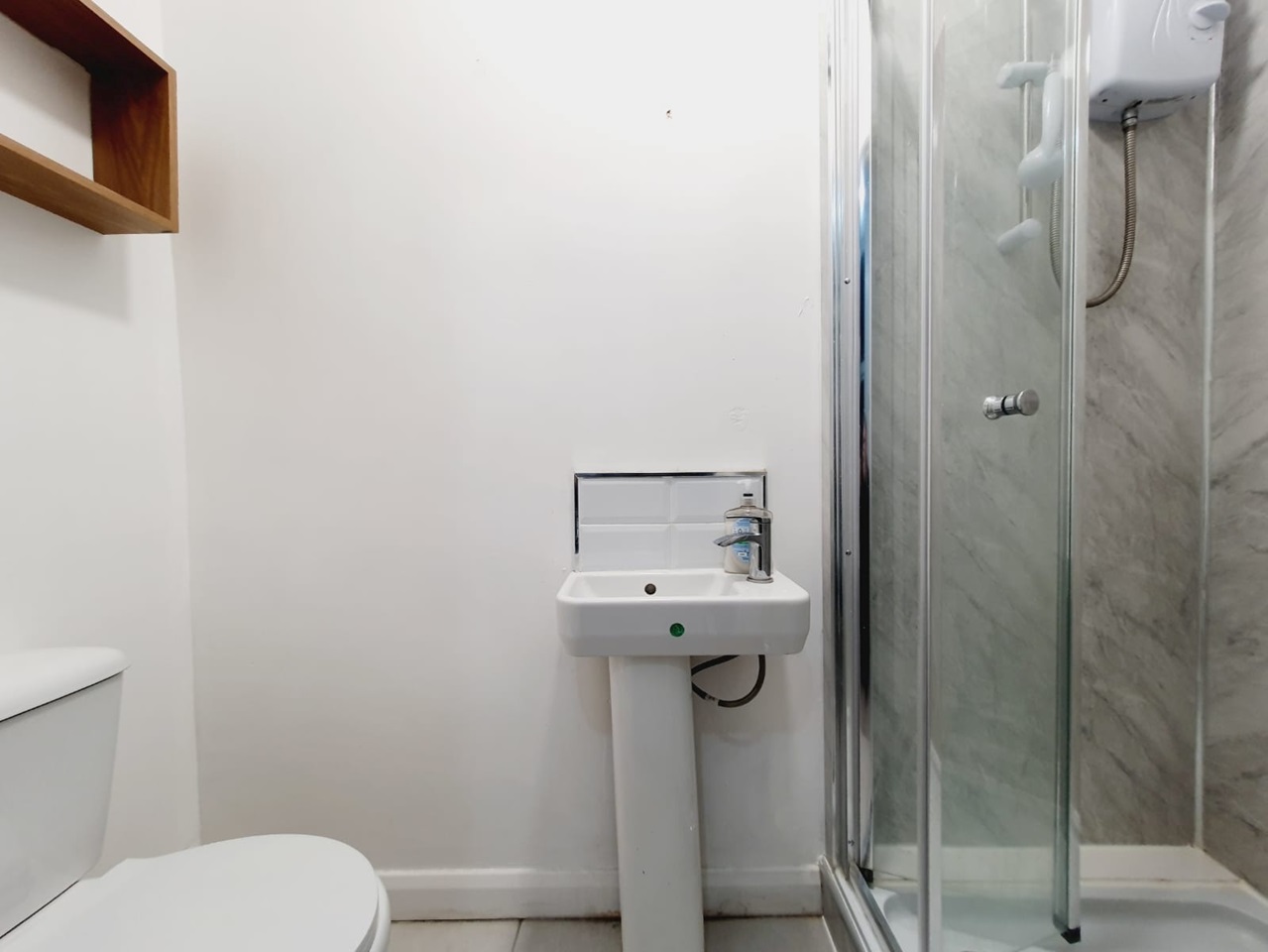 London Studio Flat, Clacton Rd, E17 To Rent Now for £1,000.00 p/m