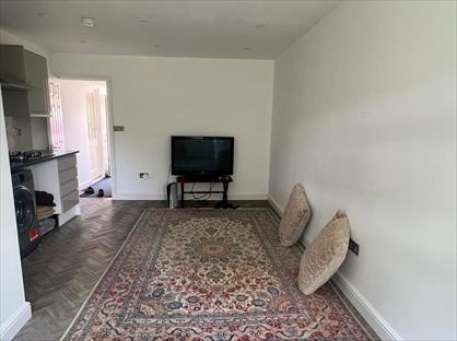 Studio Flat, Derby Road, LU4