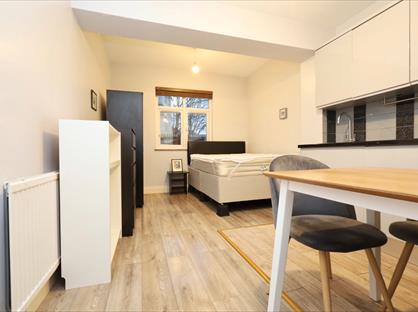 Studio Flat, Southgate Road, N1