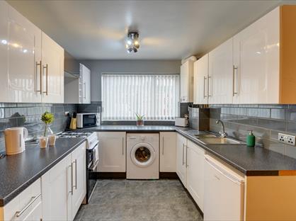 2 Bed Terraced House, Moorville Close, LS11