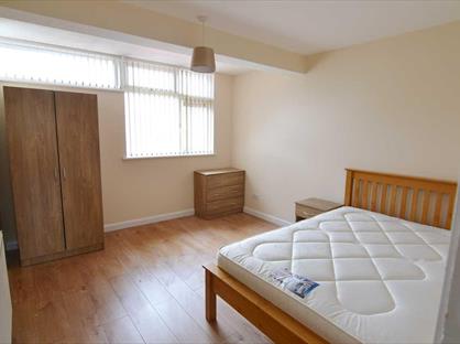 Room in a Shared House, Civic Close, B1