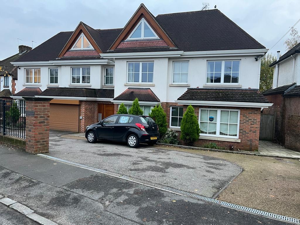 London 2 Bed Penthouse, Totteridge Lane, N20 To Rent Now for £3,250