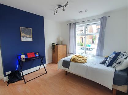 Room in a Shared House, Talbot Road, M14