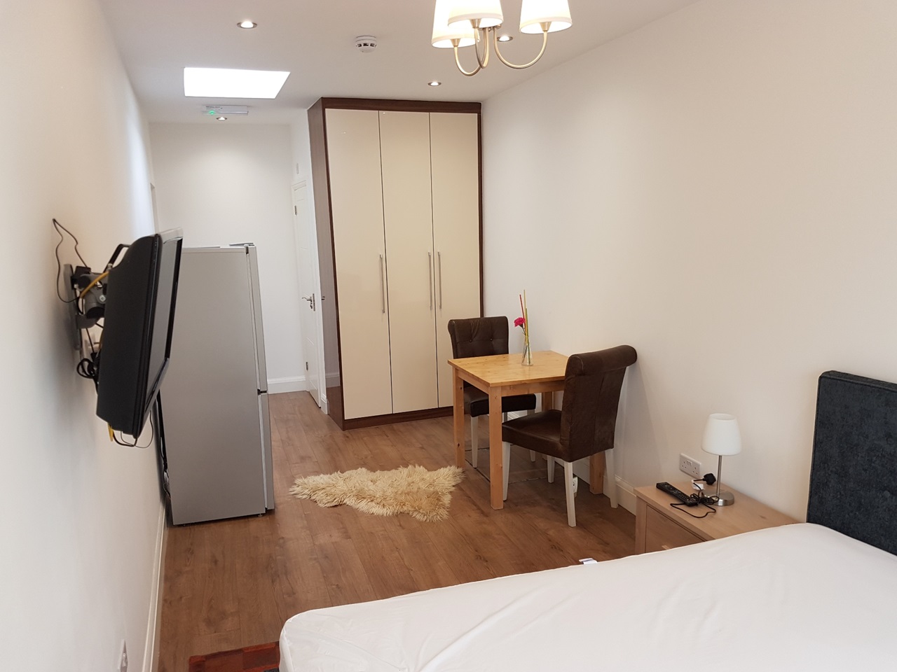 Hounslow Studio Flat, Great South West Road, TW4 To Rent Now for £