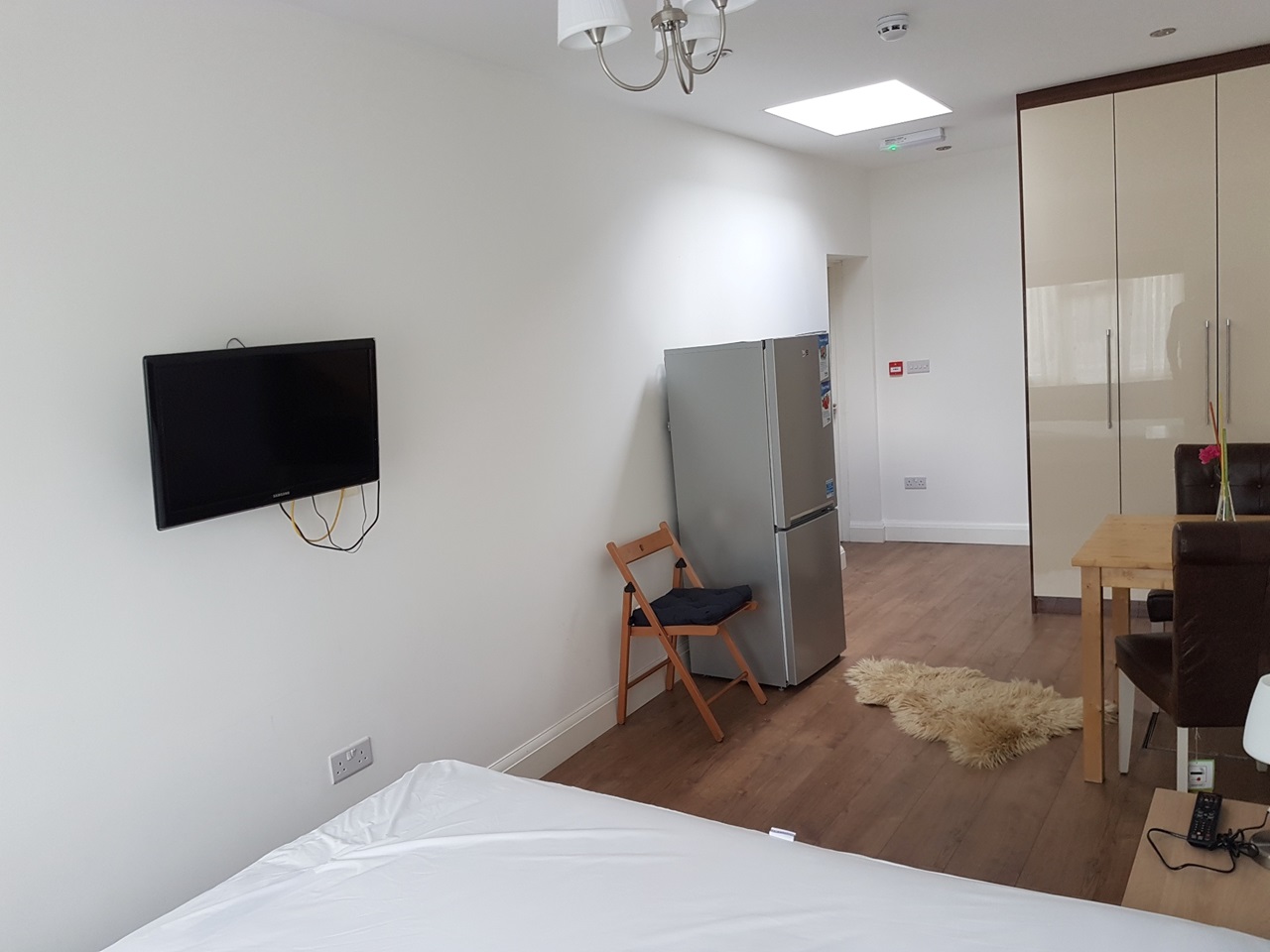 Hounslow Studio Flat, Great South West Road, TW4 To Rent Now for £
