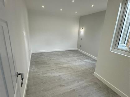 2 Bed Flat, West Barnes Lane, KT3