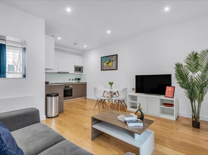 Studio Flat, Central House, TW3