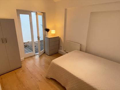Room in a Shared Flat, Kersley Street, SW11