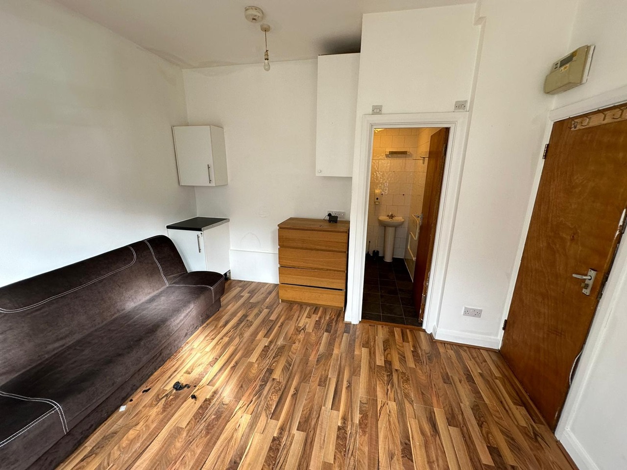 London Bedsit, Downhills Park Road, N17 To Rent Now for £800.00 p/m