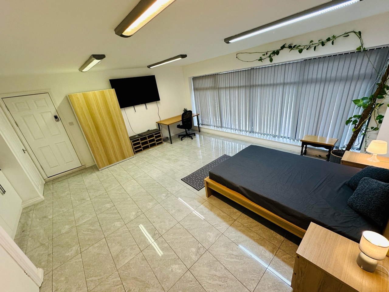 Chigwell Studio Flat, Hainault Road, IG7 To Rent Now for £1,100.00 p/m