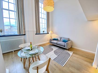 Studio Flat, Mcdonald Road, EH7