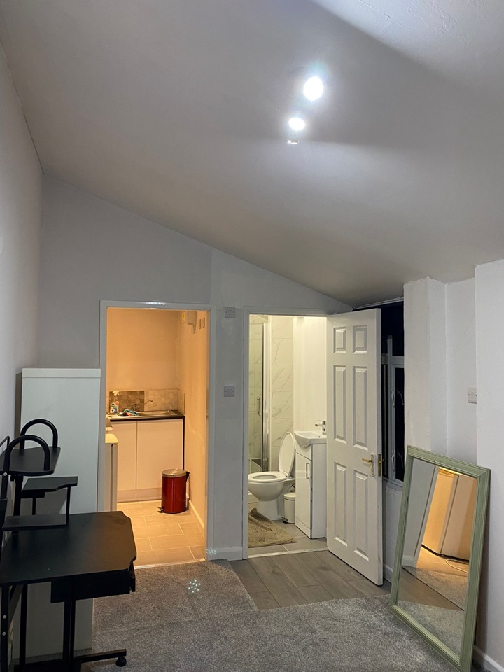 Feltham Studio Flat, Little Park Drive, TW13 To Rent Now for £1,000